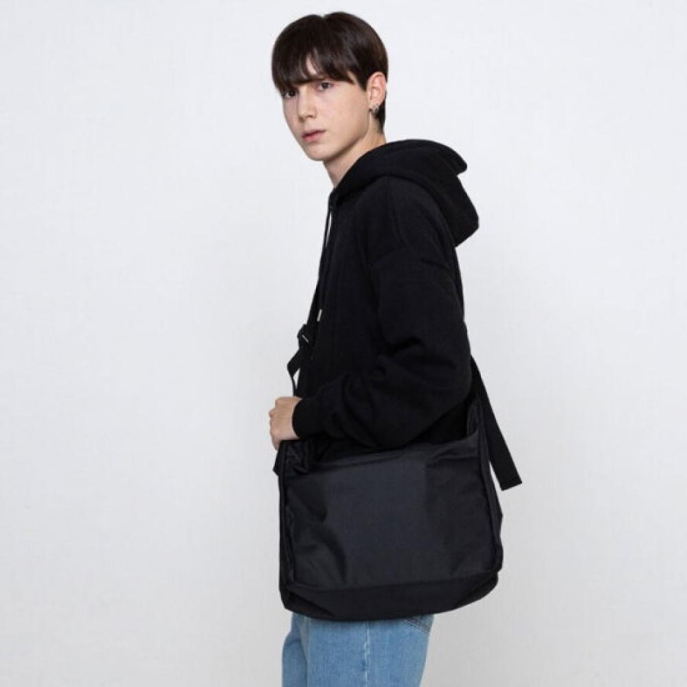 John Peters New York Unisex Cross Curved Messenger Bag Black
