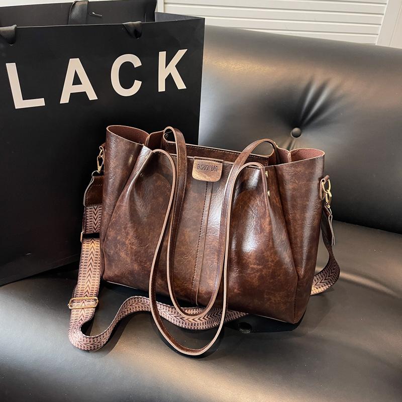 

Нишевый дизайн большая вместимость 2025 новый женский осенне-зимний корейская версия ретро сумка-тоут модная универсальная повседневная простая темно-коричневого