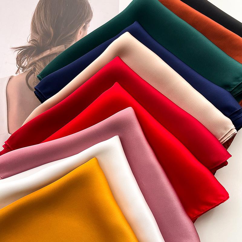 Melkehvit lite firkantet skjerf silkeskjerf 70x70cm