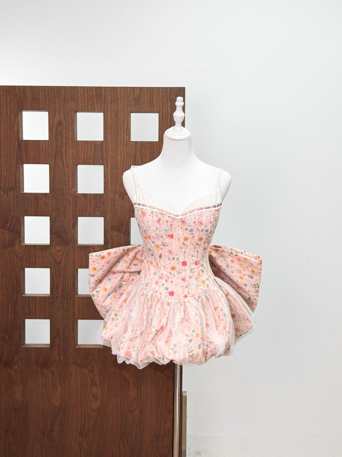 

Vietnamese Floral Print Camisole & Bow A-line Skirt Set Small рожевий
