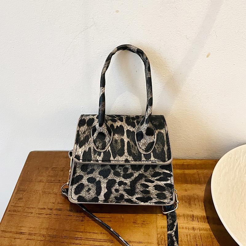 

Нишевый дизайн мини 2025 новый осенний текстурный иностранный стиль портативная маленькая сумка леопардовый принт пряная девушка сладкий крутой ветер сумка-мессенджер чёрный