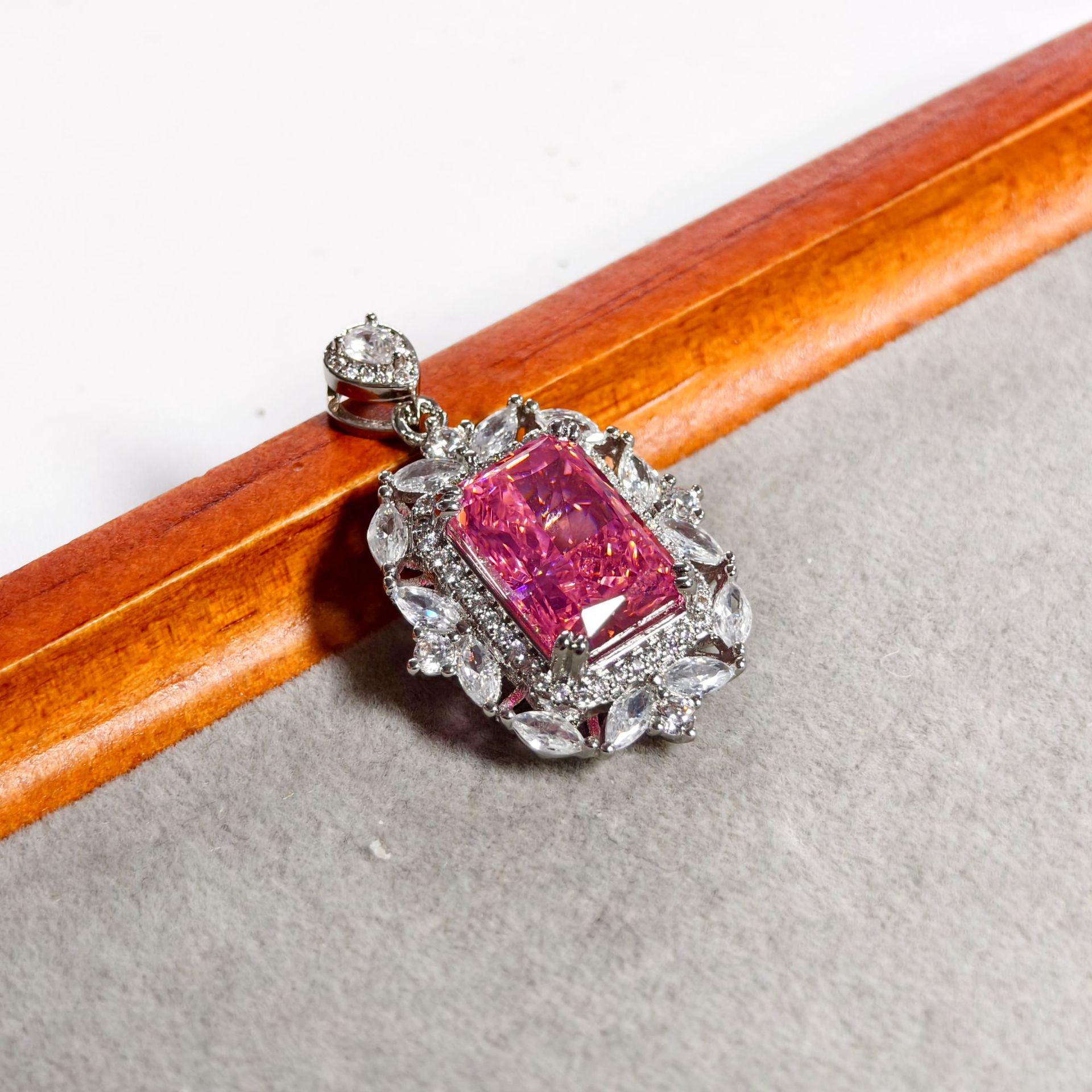 Gesi en Luxury Ice Flower Pendant with Inlaid Pink Zircon
