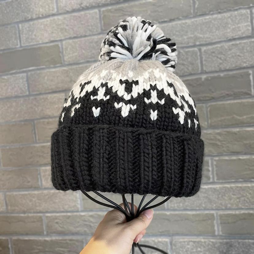 

Color hairball wool hat women s autumn and winter versatile warm knitted hat cute dome ear protector pullover hat winter M（56-58cm） чёрный