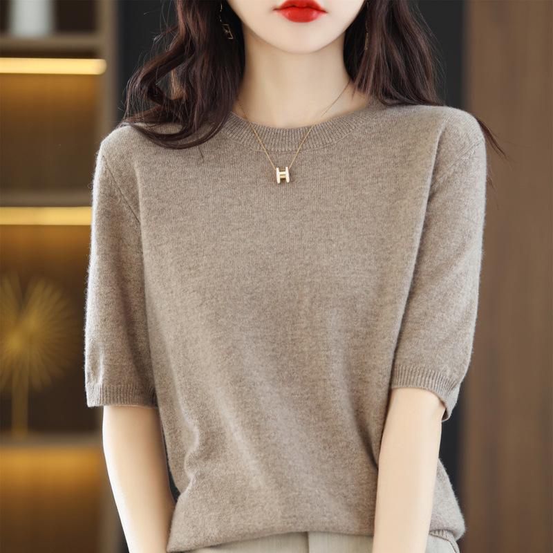 Women's Plus Size Wool Sweater - Versatile Knitwear for Autumn and Winter.