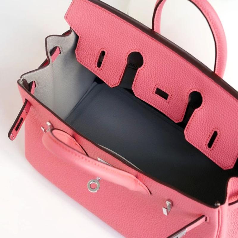 

Высококачественная сумка ручной работы из импортной коровьей кожи топа тога, прошитая полувощеной нитью полувручную, со стальной фурнитурой, придающая ощущение роскоши 25*20*13cm