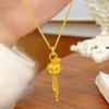 Zlatý přívěsek s třásní ve tvaru dýně: Elegantní klíční řetízek pro ženy s designem osázeným drahokamy