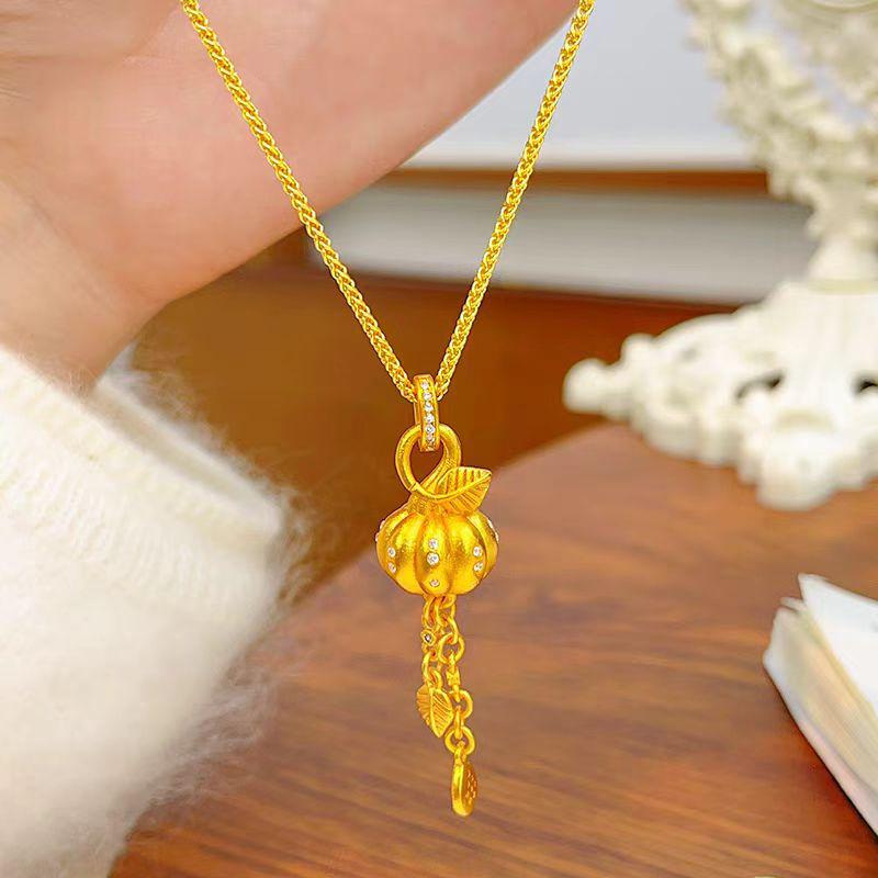 Zlatý přívěsek s třásní ve tvaru dýně: Elegantní klíční řetízek pro ženy s designem osázeným drahokamy