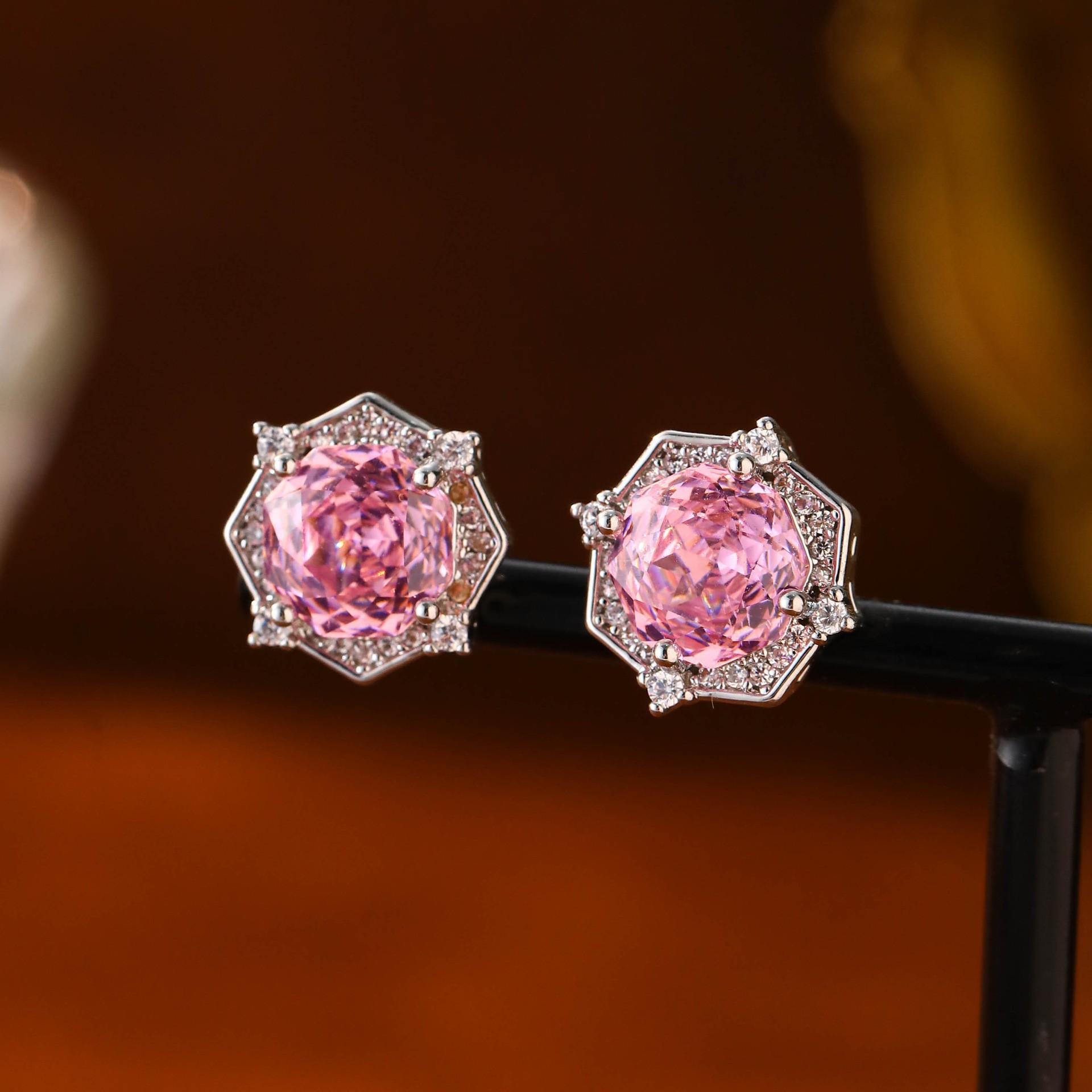 

Personalized design, exquisite earrings, micro-set diamonds, round diamonds, handmade DIY studs, fashionable and high-end earrings. розовый