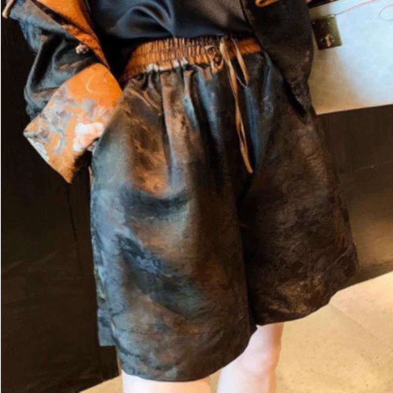 

Элегантный китайский костюм: Комплект из двух предметов: рубашка с длинным рукавом, воротником-стойкой и застежкой на пуговицы-лягушки, и шорты широкого кроя. 3XL