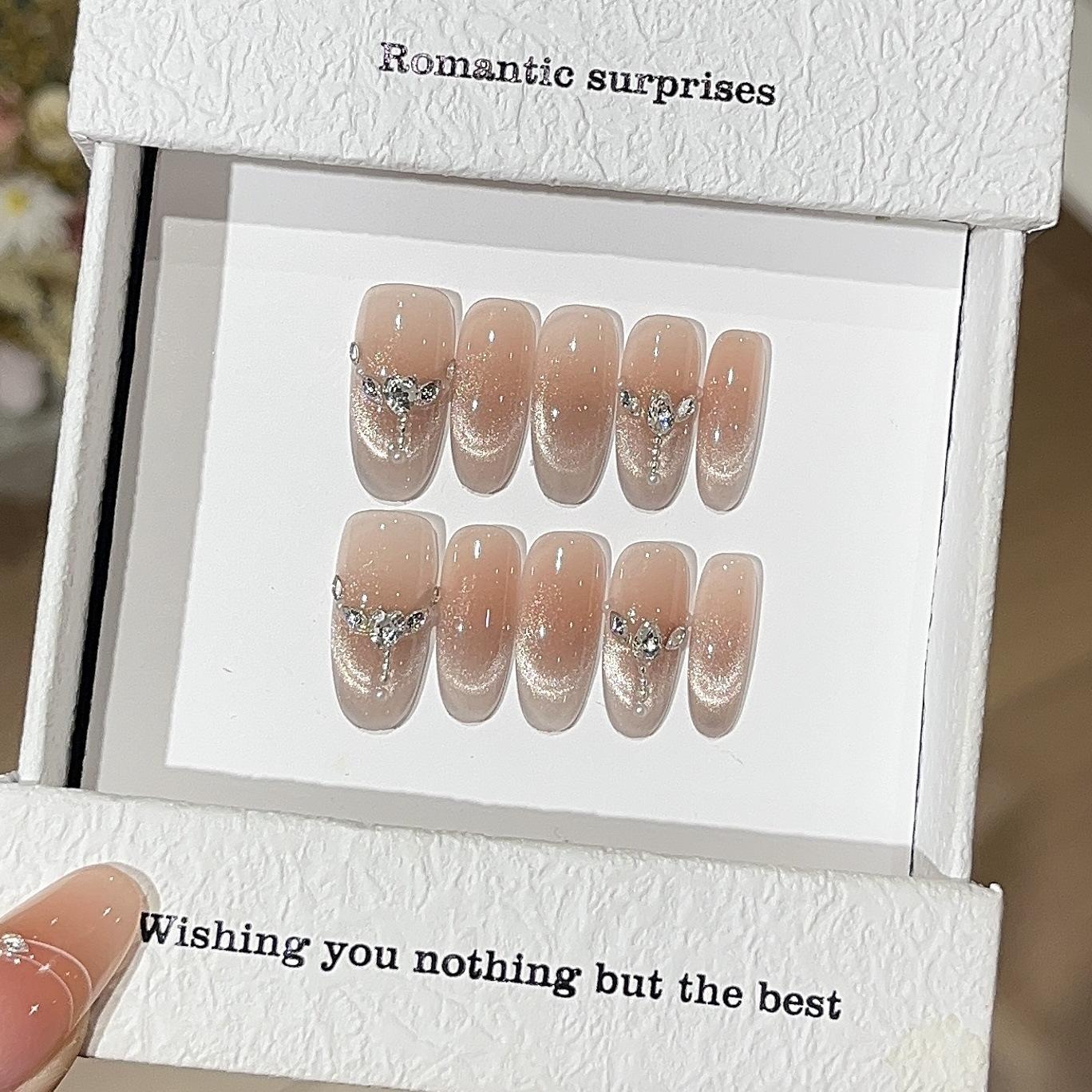 

Нежный персиковый нюдовый цвет, градиент, французская улыбка, кошачий глаз, кисточка с битым бриллиантом, носить броню L