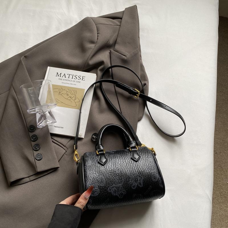 

Premium texture casual bag women s new versatile messenger bag niche design shoulder pillow bag