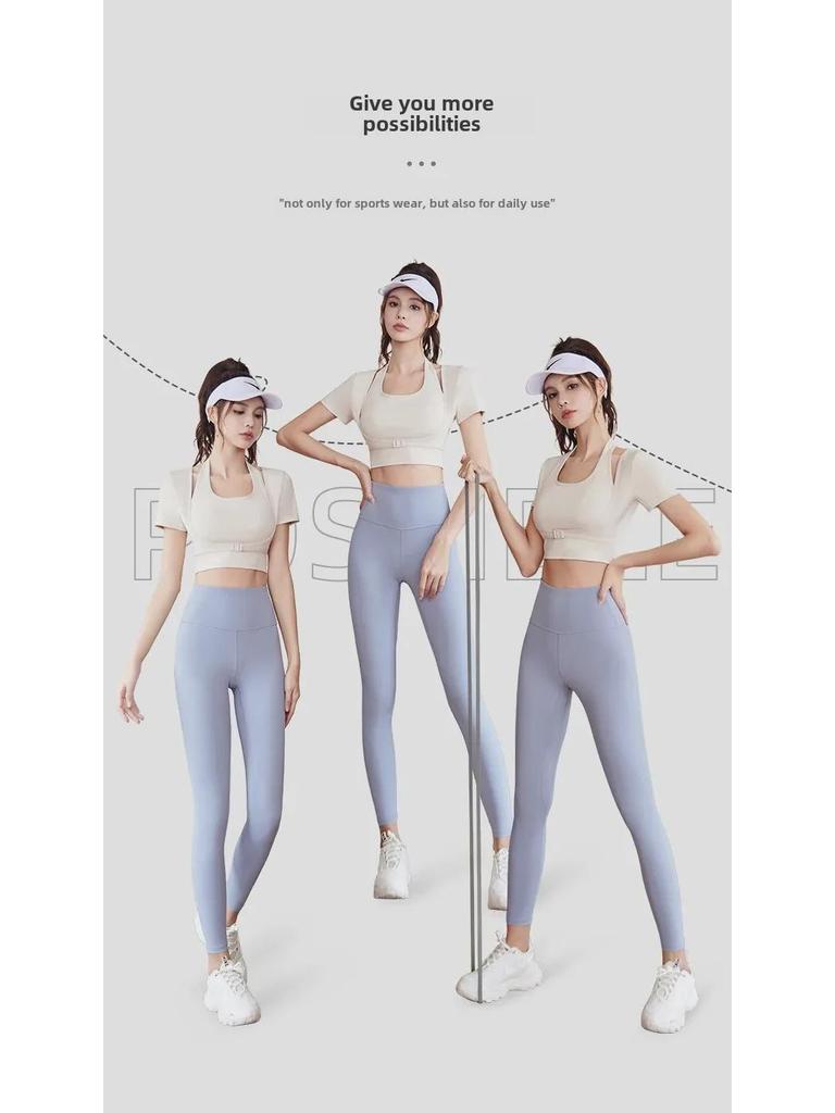 Pfirsichfarbener Neckholder-Yogaanzug mit Brustpolster - Kurzärmelig, Enganliegend