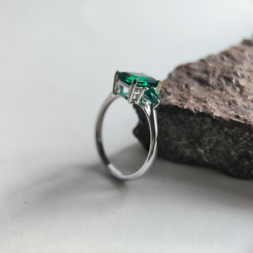 Серебряное кольцо с изумрудом nano 1.708ct, вес изделия 1,88 гр (2205364)