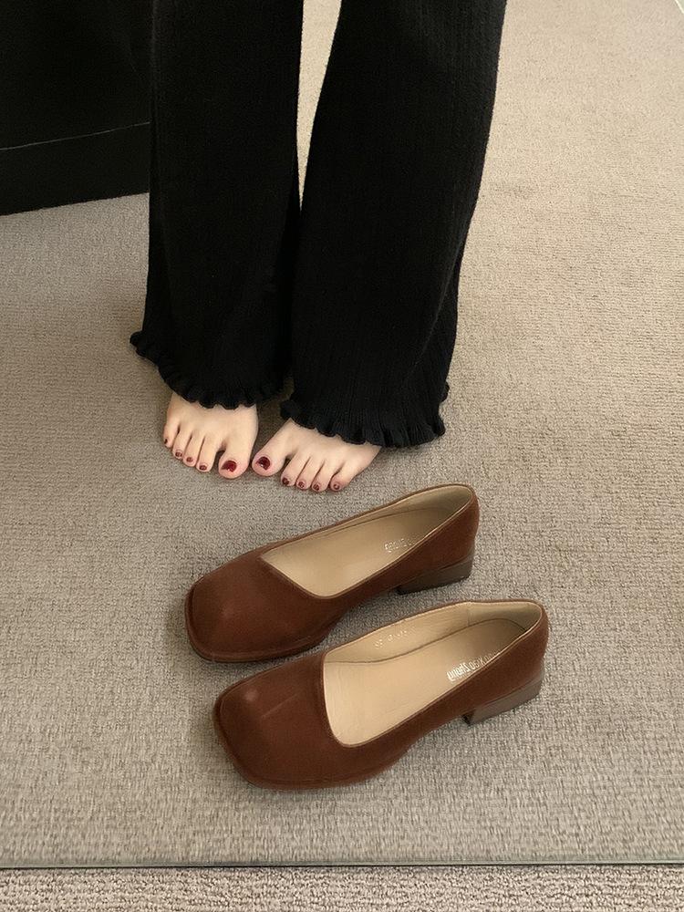 

Korean version of temperament shallow mouth single shoes women s shoes French shoes 2025 spring new with skirt thick heel Mary Jane shoes 39