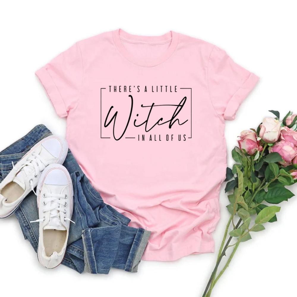 Er zit een kleine heks in ons allemaal T-shirts Heksen T-shirt Halloween T-shirt Korte mouw Dames Grafisch T-shirt Halloween Heksen Tops