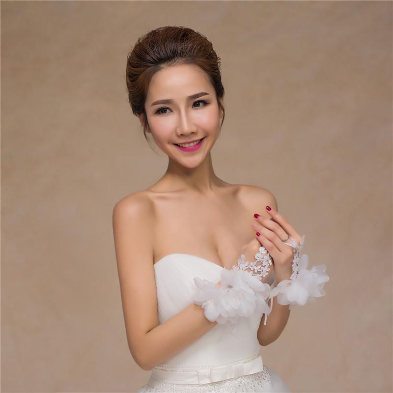 Luvas de Noiva Sem Dedos Bordadas para Celebração de Casamento - Design Floral Vermelho e Branco