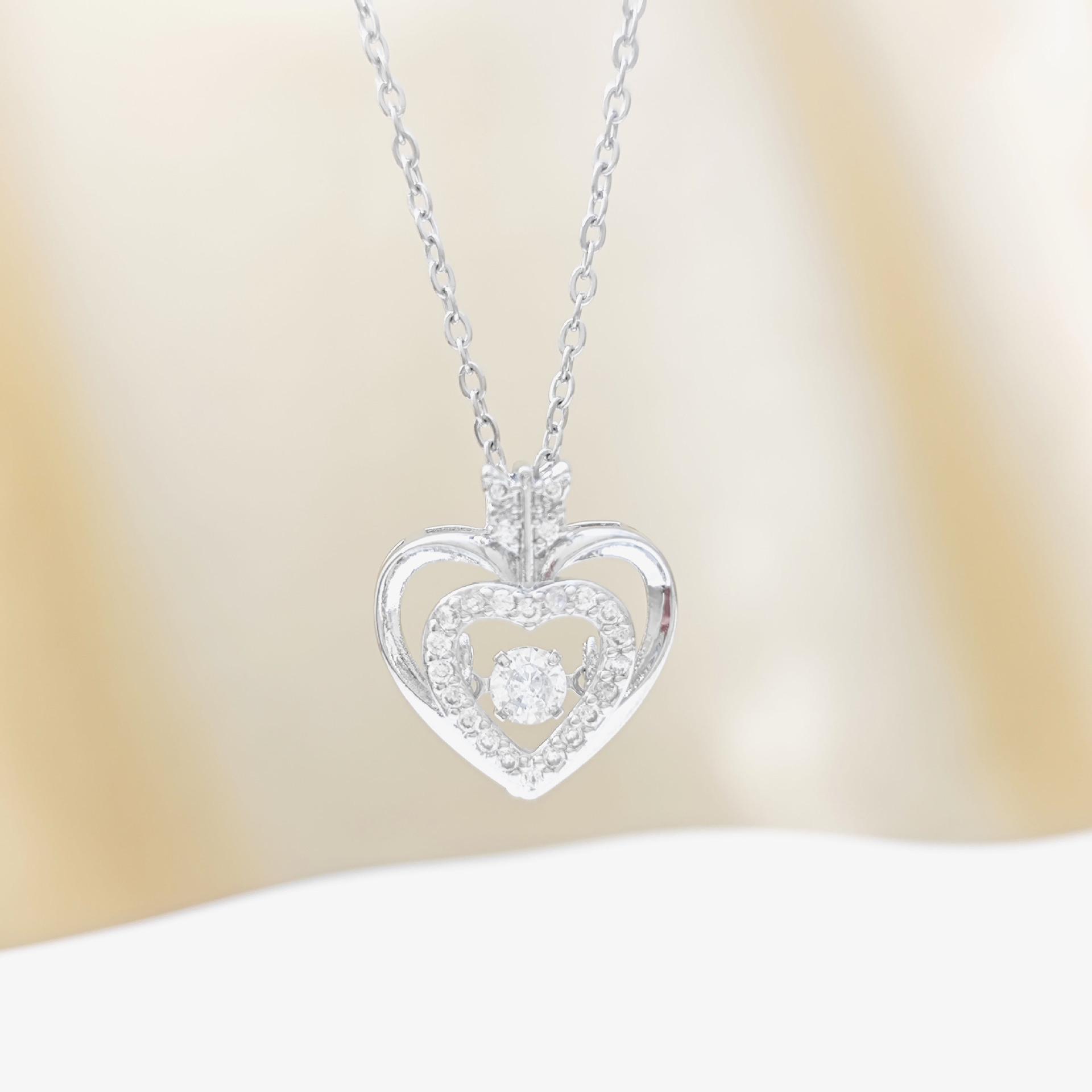 Lively Heart Piercing Arrow Necklace: Niche Luxury Design for Women with Beating Heart Pendant and Clavicle Chain.