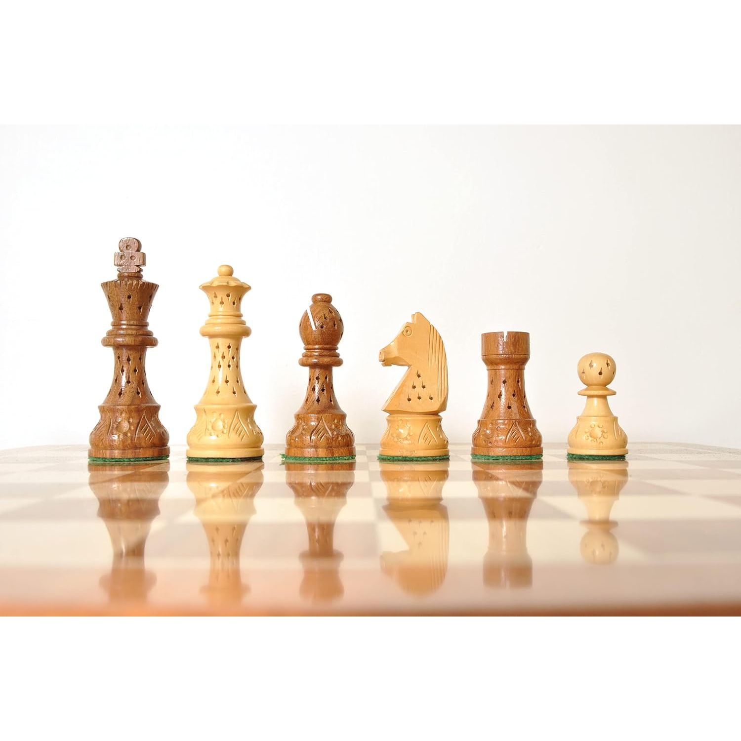 

Деревянные шахматные фигуры Стаунтон только с 32 шахматными фигурами и 2 дополнительными ферзями. Изготовлены из самшита и палисандра. Размер короля - 3,75 дюйма (Взвешенный)