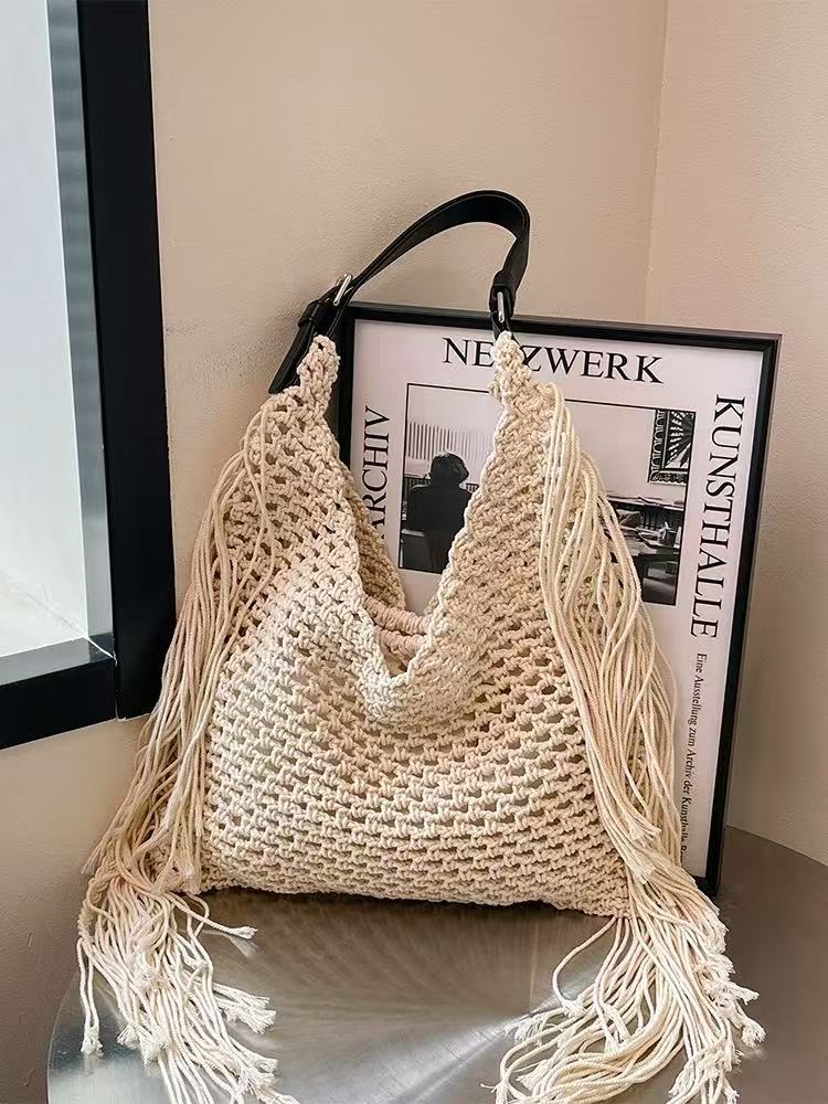 

Women s Spring 2025 New Simple Hollow Woven Bohemian Tassels Tote Bag Casual Beach Vacation Style Single Shoulder Beach Bag бежевий