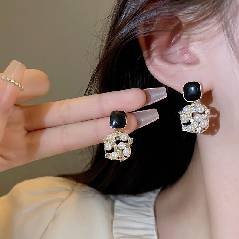 Korean retro square pearl earrings, women's port style dripping oil, black stud earrings, premium design earrings.