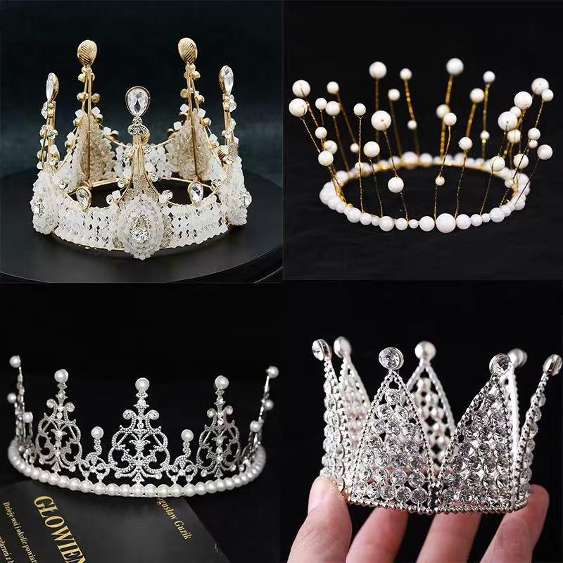 Coroană de Prințesă pentru Zi de Naștere cu Aripi de Pene, Perle și Cristale – Mini Accesorii pentru Copii