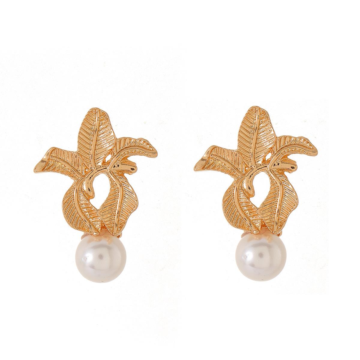 

Autumn and winter earrings European and American cold wind earrings women s niche design sense hollow exaggerated high-end earrings