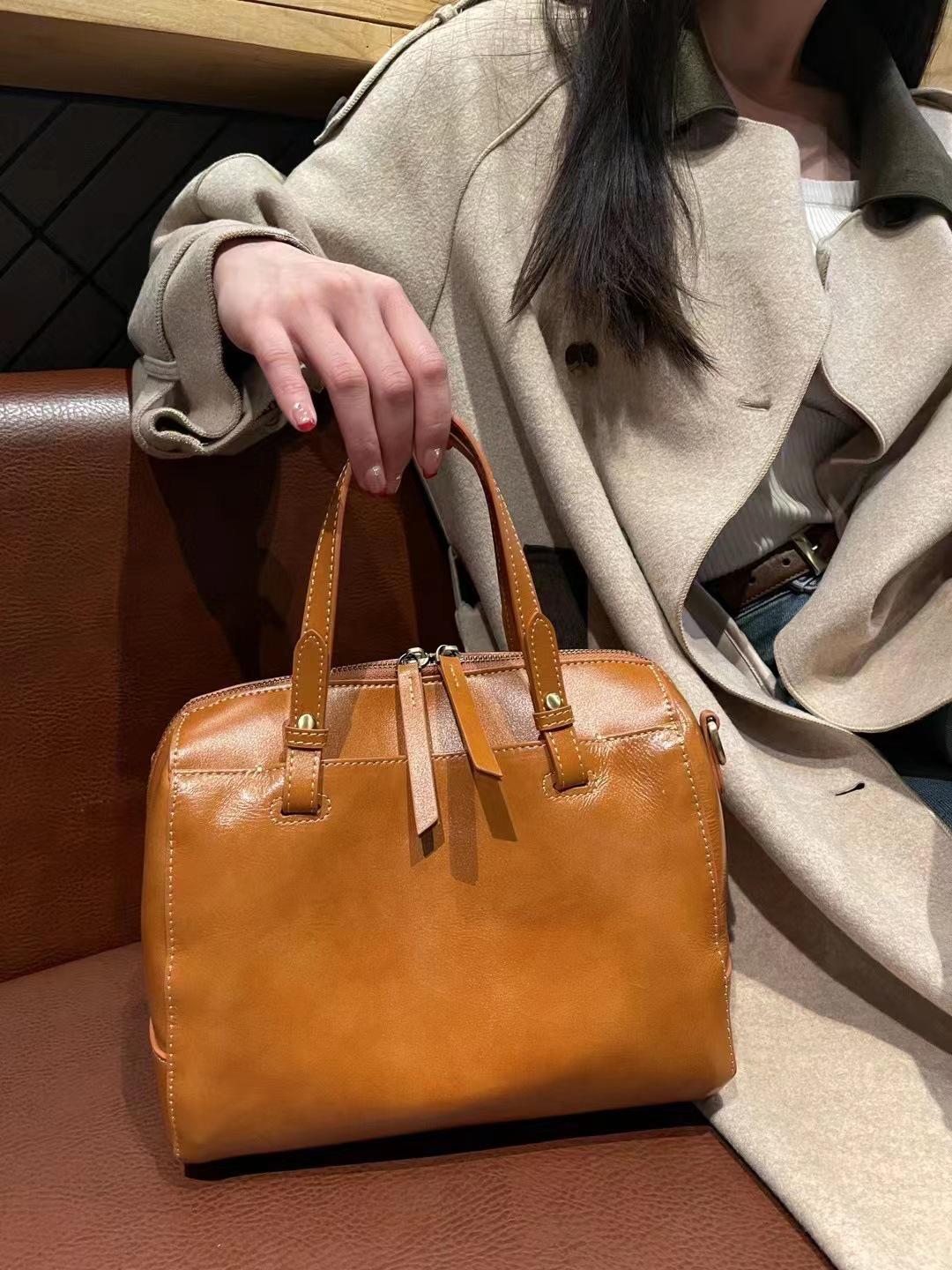 

Vintage Vegetable-Tanned Cowhide Leather Crossbody Bag - Fashionable, Versatile, and Soft.