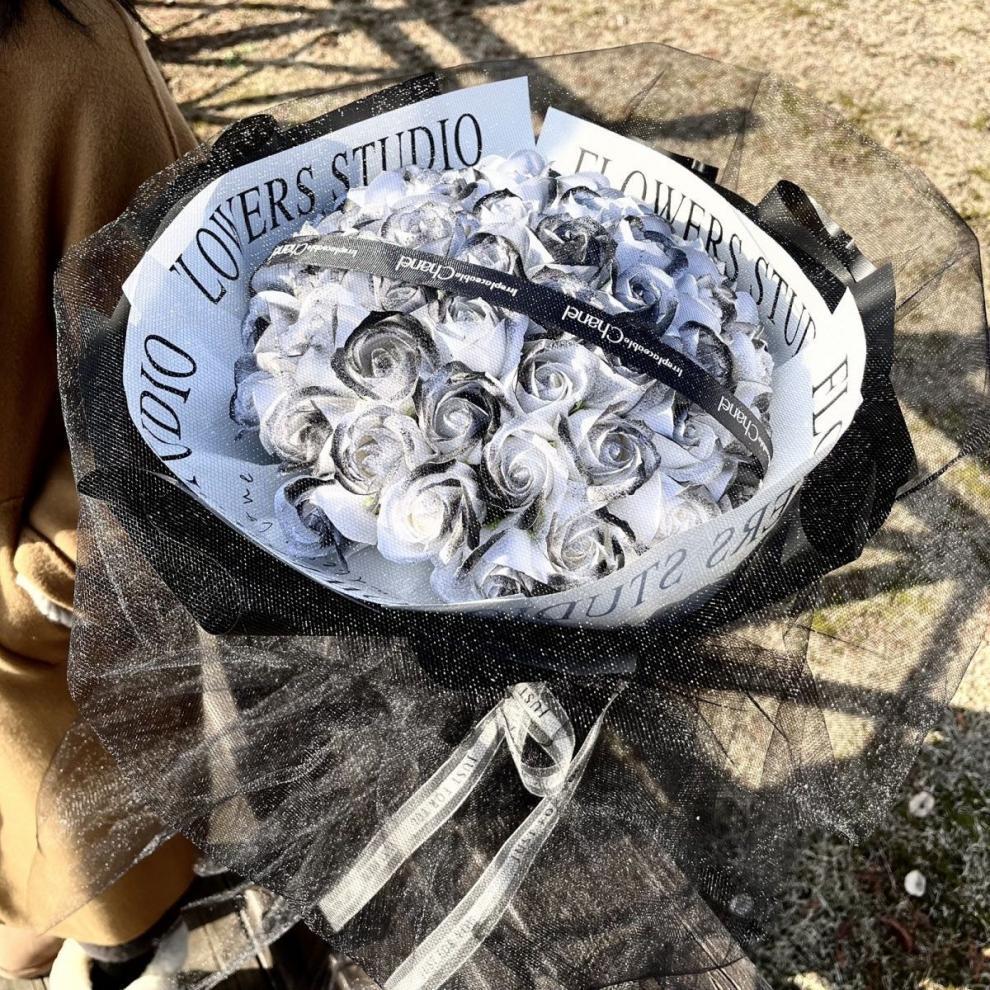 Buket lodoworóżana róża konserwowana kwiat mydlany - prezent walentynkowy dla partnera