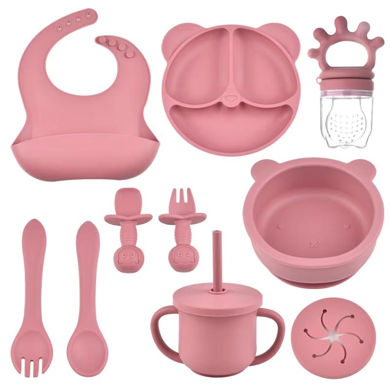 9 delar/set BPA-fri Silikon Baby Matningsset Sugkoppsskål Delad Middagstallrik Mug med Sugrör Sked Gaffel Justerbar Haklapp Barnservis
