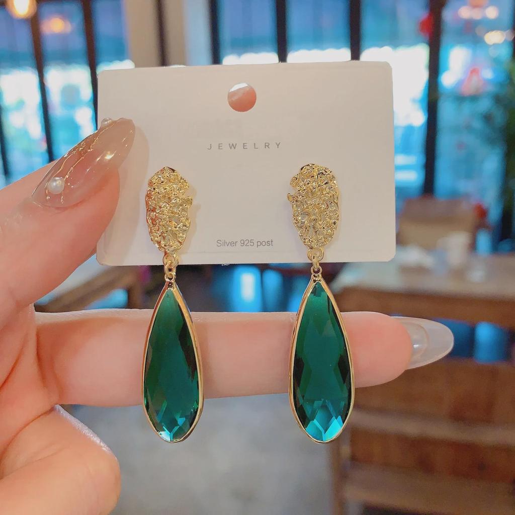 Elegant Green Teardrop Earrings: Retro Design with Silver Needle