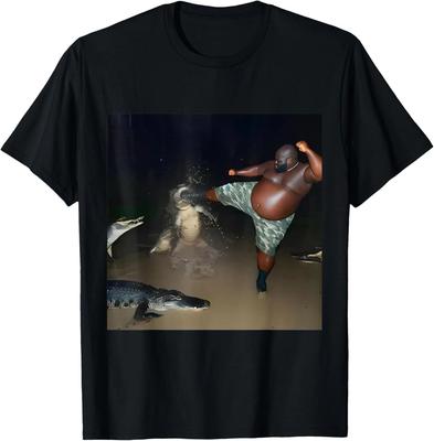 Mann tritt Krokodil im Sumpf Lustiges seltsam spezifisches Meme T-Shirt