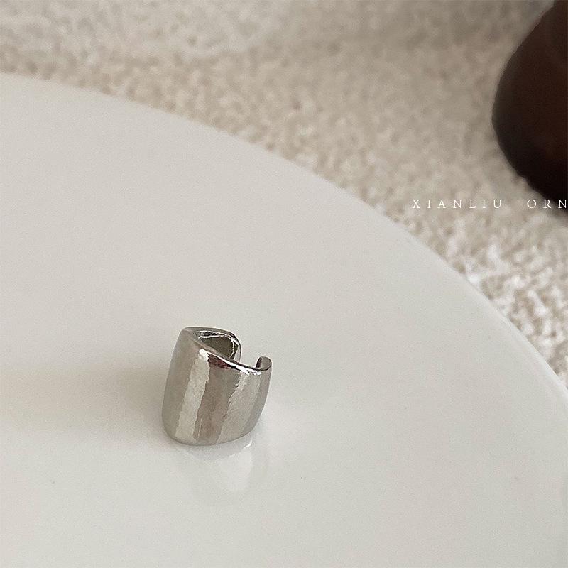 Elegant Retro Hong Kong Style Ear Cuffs: Minimalist, Fashionable Clip-Ons for Unpierced Ears.