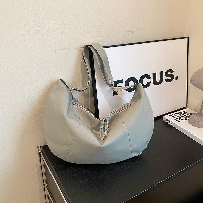 Simple and Versatile Student Large-capacity Messenger Bag, Casual and Lightweight One-shoulder Nylon Dumpling Bag