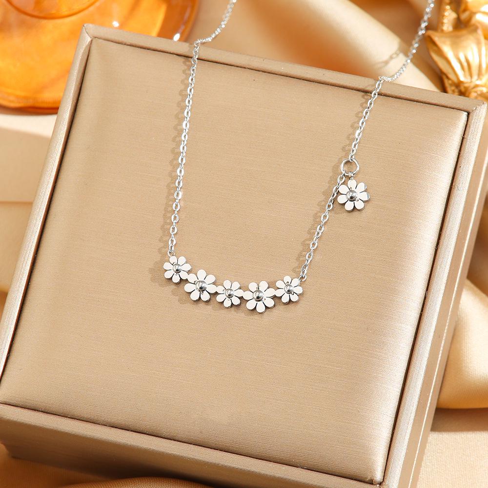 Exquisite 18K Gold-Plated Titanium Steel Necklace - Women's Clavicle Chain Jewelry, Fade-Resistant