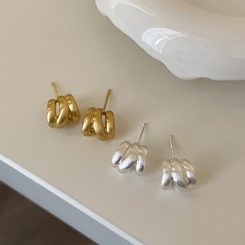 Koreanische Nischen-Ohrringe mit gebürsteter, matter Mehrschicht-Metallniete, kalter Stil, exquisiter und vielseitiger Schmuck für Frauen