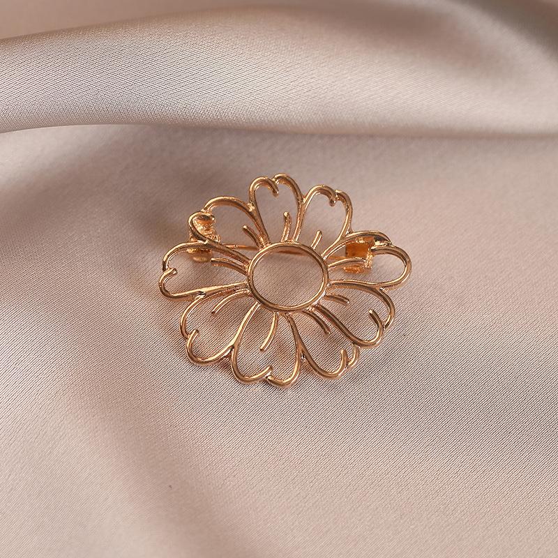 Alloy Flower Anti-glare Brooch, A High-end, Niche Women's Light Luxury Brooch