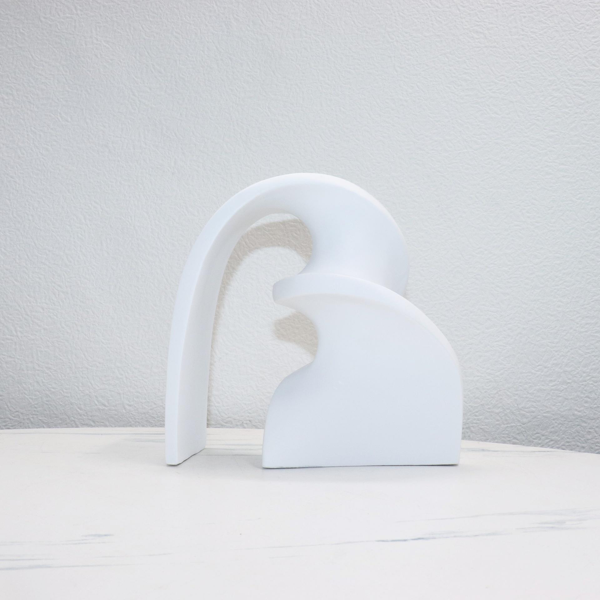

Modern Geometric Arch Ribbon Ornament for Living Room and Office Decor 20x8x19CM белый