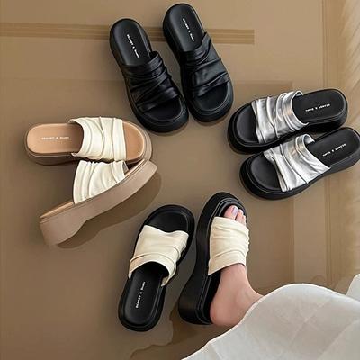 In Summer Women Wear Thick-soled Height-increasing Shoes Flip-flops and Cool Sandals with Sponge Soles