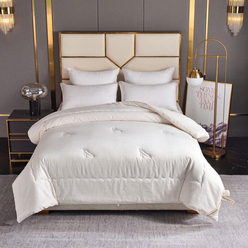 

Romon Satin Jacquard Soy Fiber Quilt