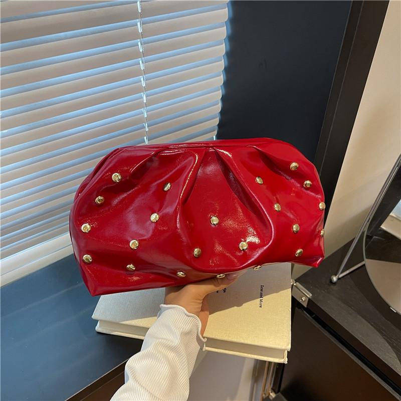 

Трендовые заклепки большой вместимости, персонализированные однотонные клипсы, простые складки ранней осени, женские сумки ручной клади подмышку красный