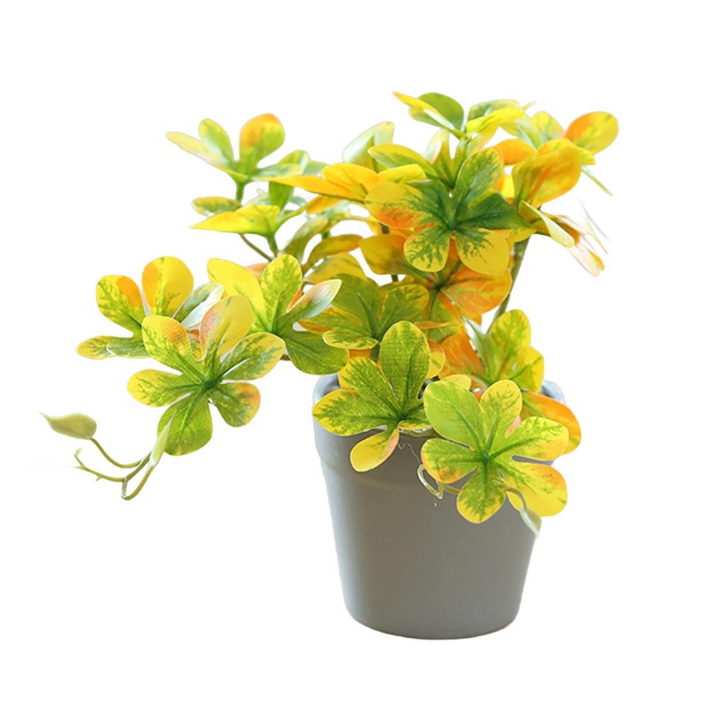 

Живое искусственное зеленое растение в горшке улучшает атмосферу любой обстановки