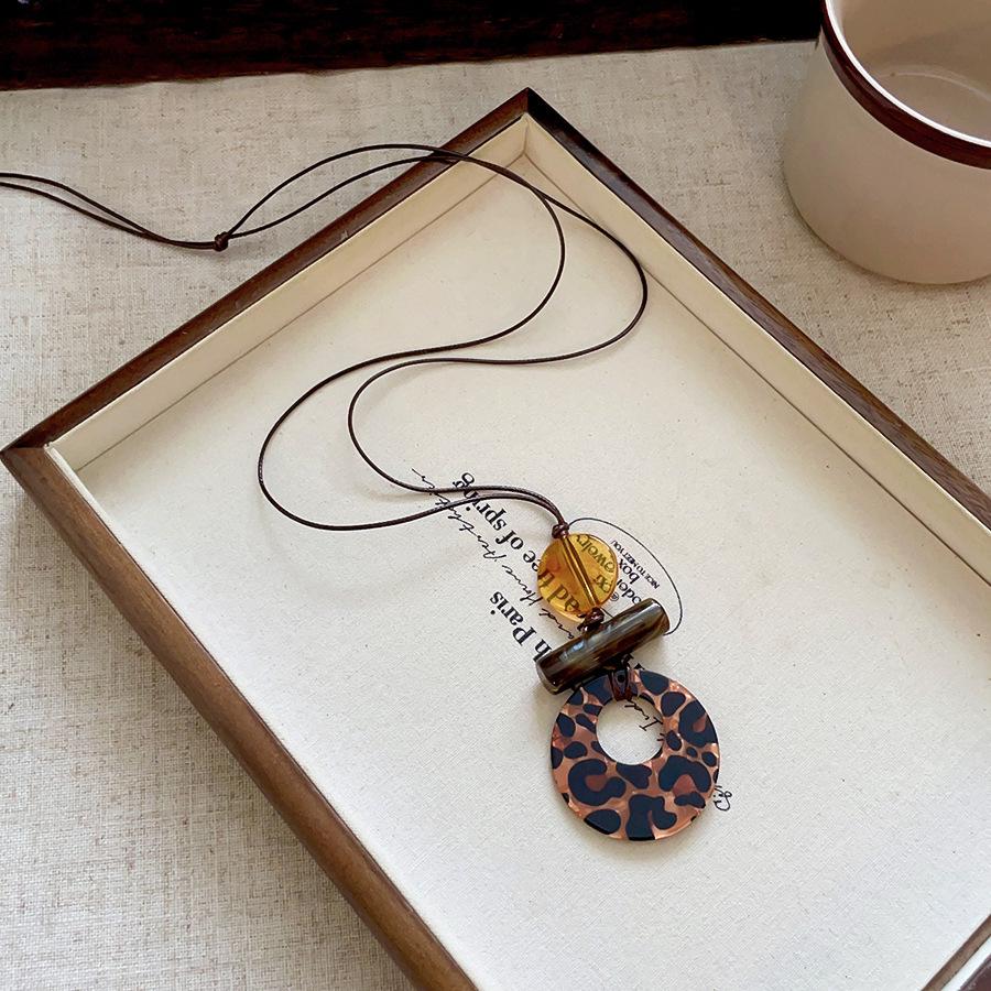Gradient Leopard Print Pendant Necklace - Retro Leather Cord Sweater Chain for Women