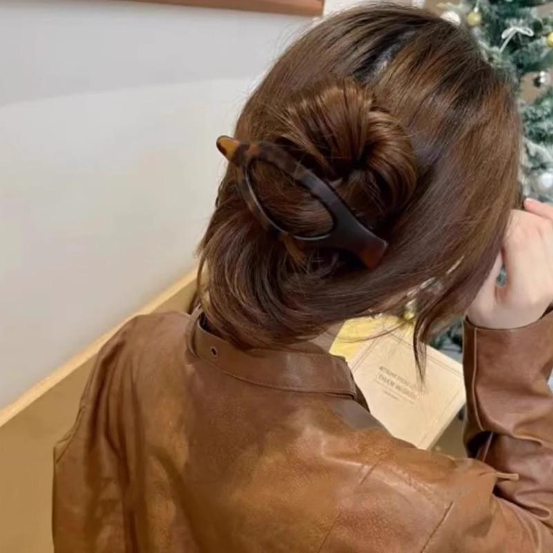 Large French Retro Claw Hair Clip for Elegant Women's Hairstyles.