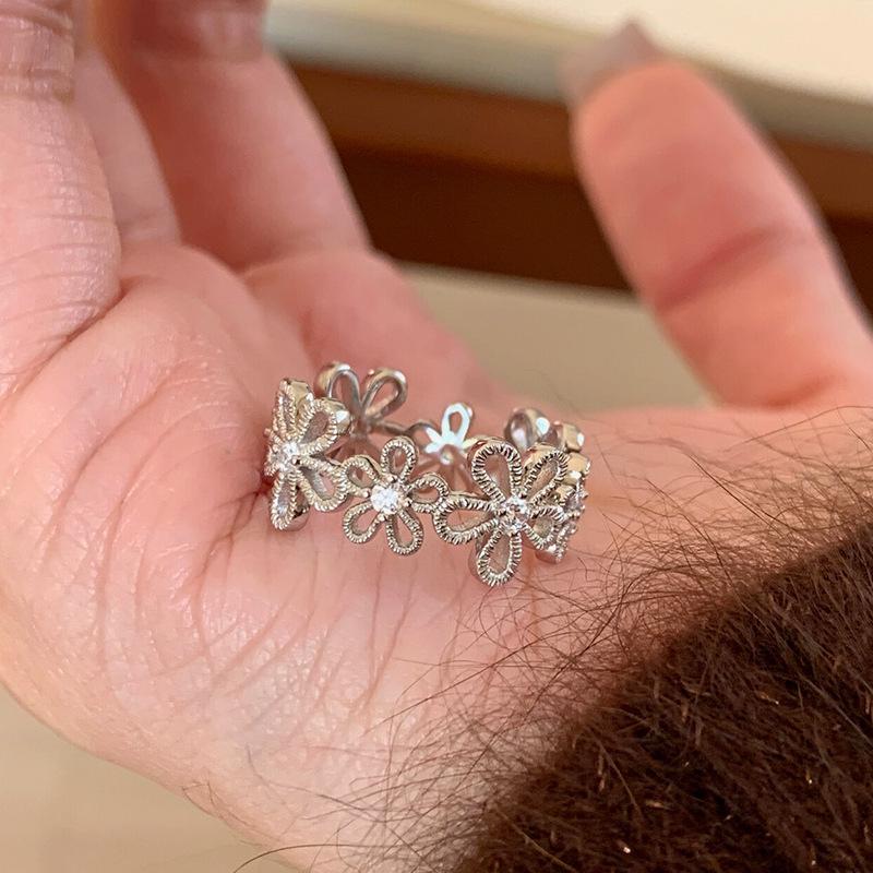Exquisite, Personalized Hollow Floral Ring for Women - Unique, Fashionable, and Versatile Finger Accessory