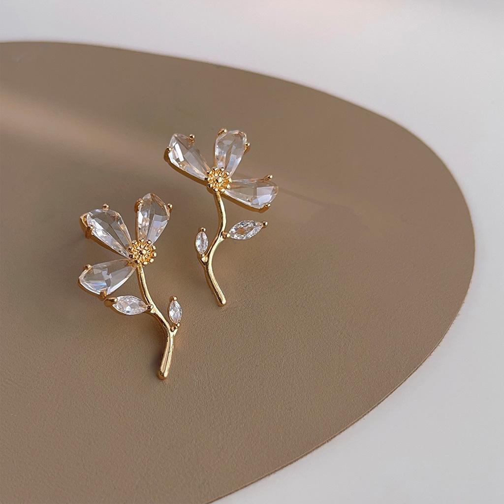 

Luxury Cute Crystal Flower Stud Earrings for Women Temperament Elegant Fashion Design Petal Earrings Wedding Party Jewelry Gifts