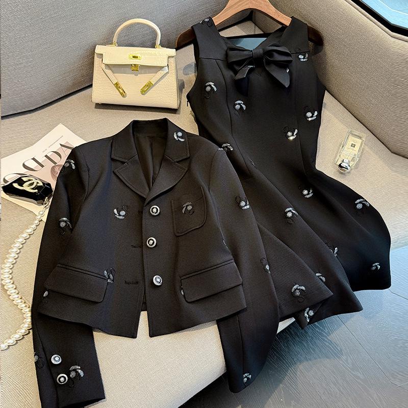 Ținută Elegantă de Toamnă Brodată: Set Rochie cu Vestă și Jachetă Modelatoare