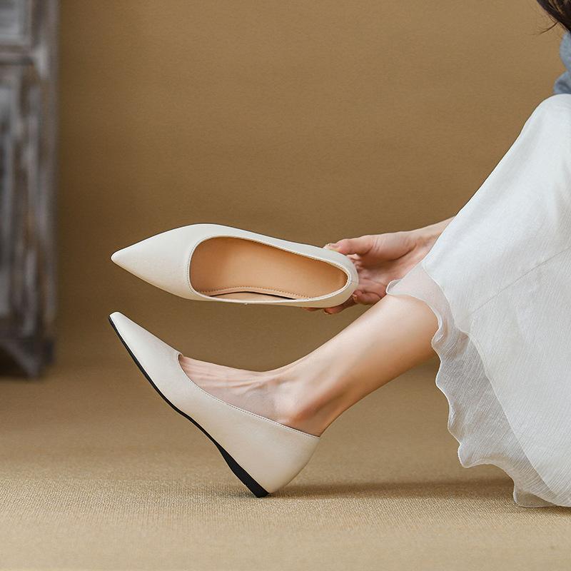 Summer new pointed head shallow mouth inner height increase ladyshoes women's gentle single shoes small size 33 commuter dating soft