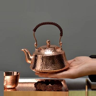 Velmi malá měděná konvička z čisté mědi, neobsahuje šálek na čaj