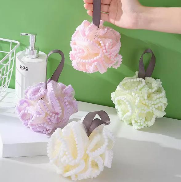 Tato koupelová houba je špičkový peeling s mnoha super jemnými bublinkami, které snadno vytvoří pěnu.