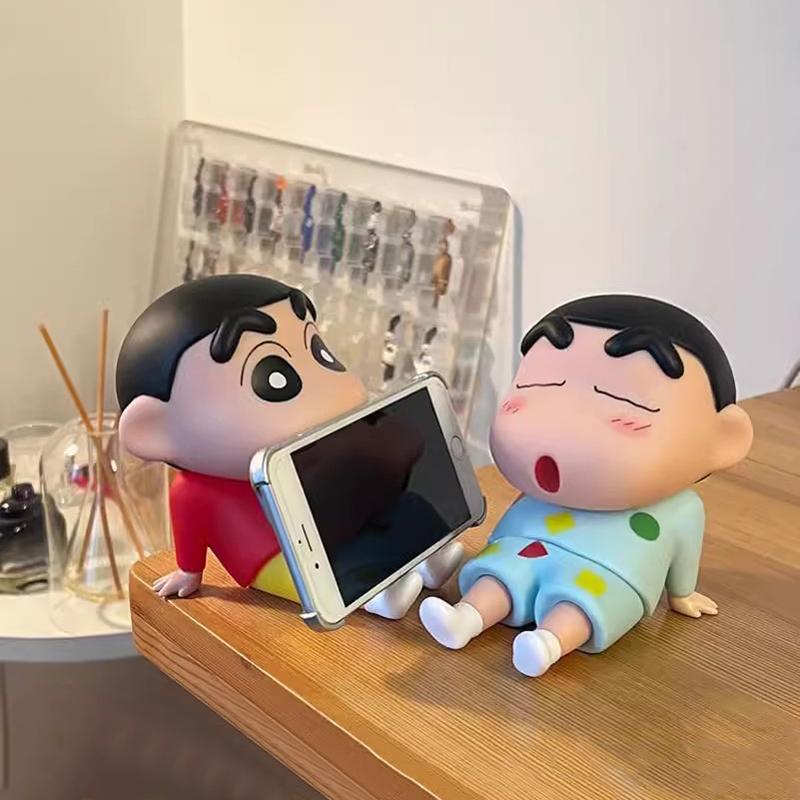Crayon Shin-chan Handyhalter Handyständer Schreibtischornament Schreibtischfigur Schreibtischzubehör Cartoon-Ornament